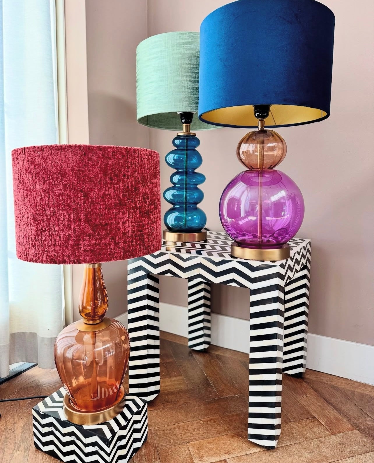 Decoratieve kleurrijke glazen lampvoeten in diverse vormen en kleuren